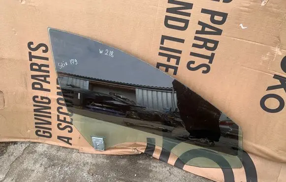Mercedes-Benz CLS C218 X218 Front door window glass four-door 