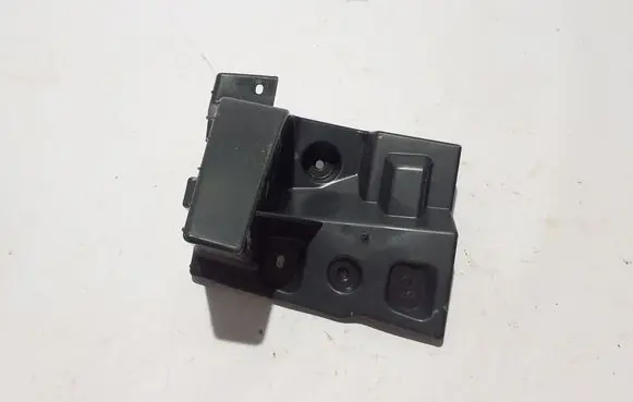 Rear bumper mounting bracket