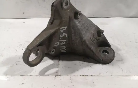Volkswagen PASSAT B5 Engine mounting bracket 8D0399114S