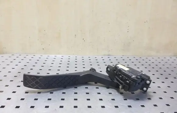 Volkswagen Touareg II Accelerator throttle pedal 7L0723507E 6PV00802626
