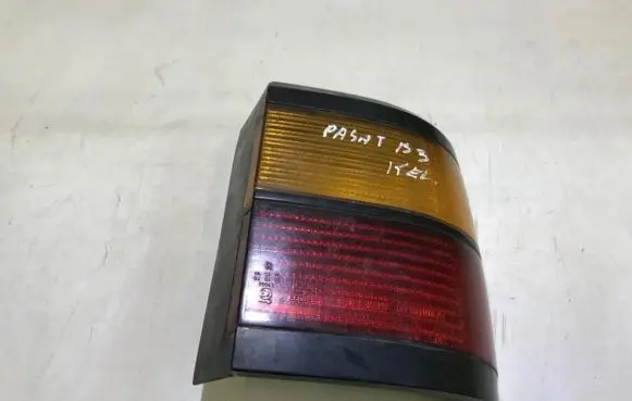 Volkswagen PASSAT B3 Rear/tail lights 333945112