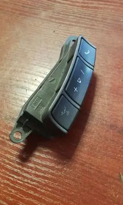 Steering wheel buttons/switches