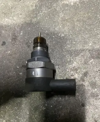 BMW 5 E60 E61 Fuel pressure regulator 0281002481