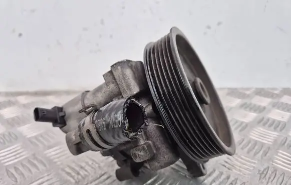 Mercedes-Benz C W204 Power steering pump A0064667601 7693955170