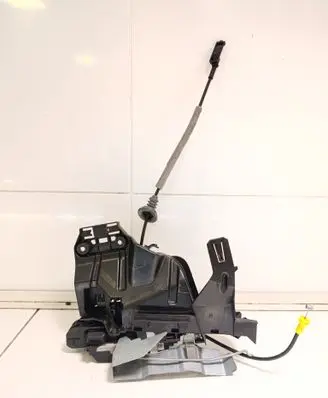 Volvo XC90 Front door lock 31484041