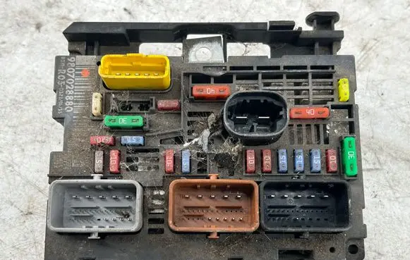 Peugeot 308 BSM Control unit 9807028880