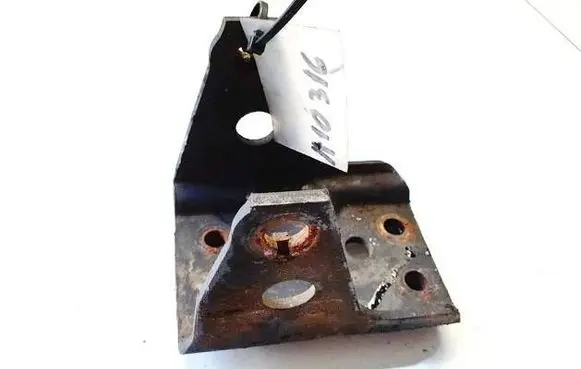 Nissan X-Trail T30 Engine mounting bracket