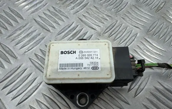 Volkswagen II LT ESP acceleration yaw rate sensor A0065424218 0265005774