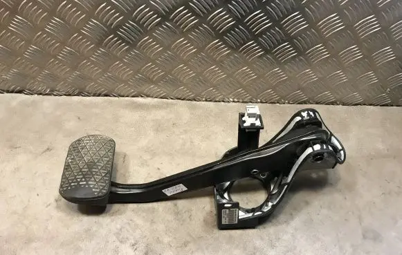 Mercedes-Benz C W204 Brake pedal A2042902201