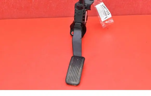 Accelerator throttle pedal