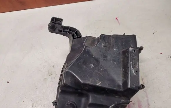 Volvo V40 Air filter box AV619600BF