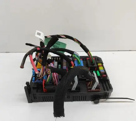 Opel Vivaro Fuse module 28751768 9845141280