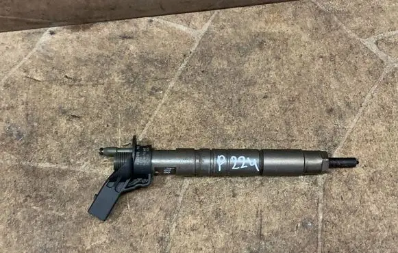 Mercedes-Benz C W204 Fuel injector A6420701187 130131