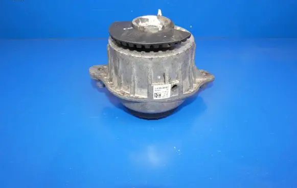 Mercedes-Benz C W205 Engine mount bracket A2052406617 ZGS003