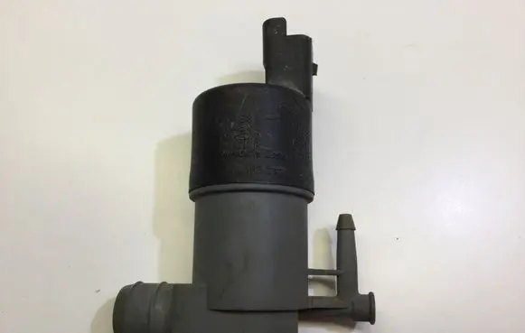Nissan Qashqai Windscreen/windshield washer pump 681155