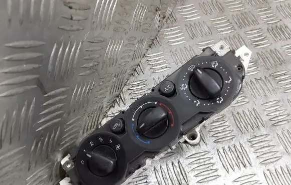Ford Focus Interior fan control switch 7M5T-19980-AA