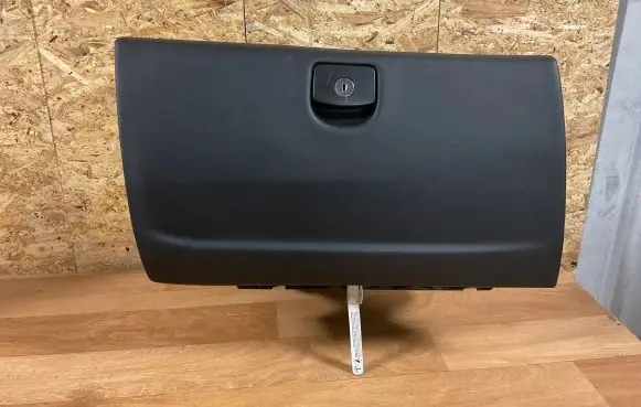 Peugeot 407 Glove box