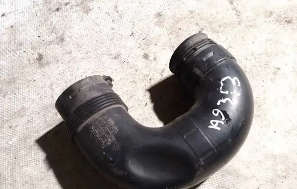 Audi A3 S3 8P Air intake hose/pipe 1k0129618