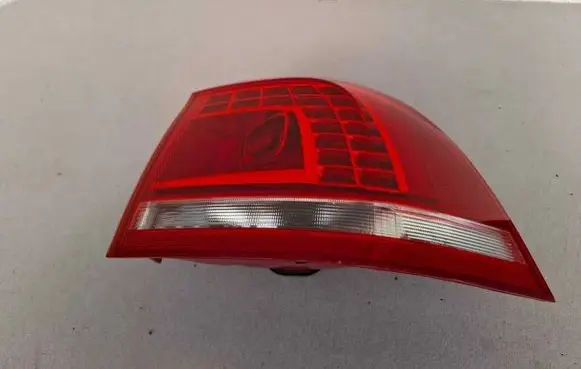 Volkswagen Touareg II Rear/tail lights 7P6945208 90009877