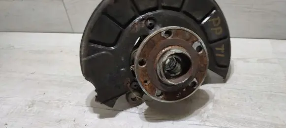 Volkswagen Tiguan Front wheel hub 32030623