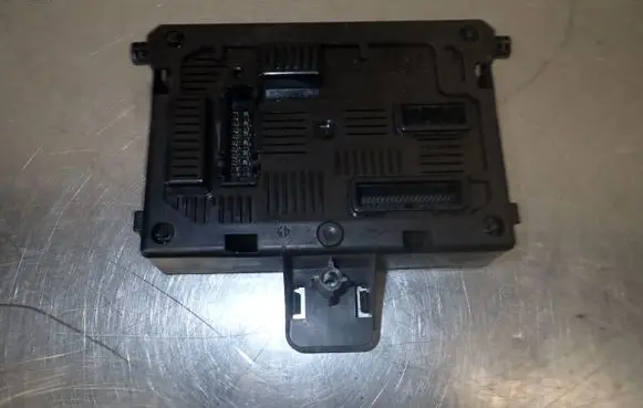 Renault Clio III Central body control module 8201054128