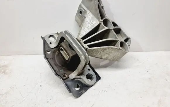 Nissan Qashqai Engine mount bracket 11210JD500 11210JD000