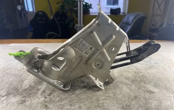 Volkswagen Golf Plus Brake pedal bracket assembly 1K1721057N