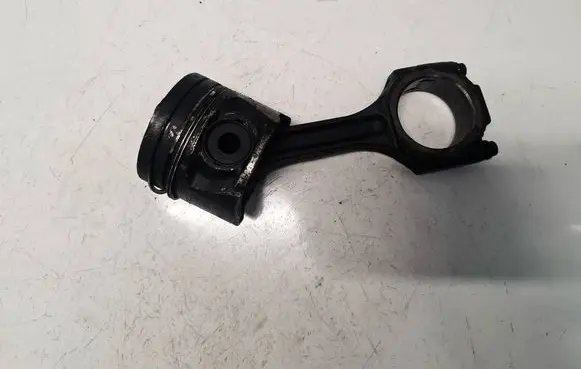 Hyundai Santa Fe Piston with connecting rod