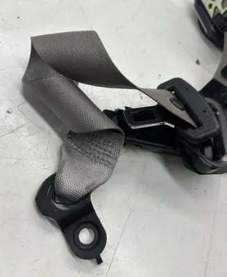 Mercedes-Benz E W211 Front seatbelt 605369200 008R000 A2118600186