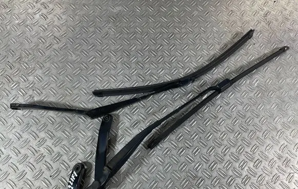 Mercedes-Benz E W212 Front wiper blade arm A2128201644
