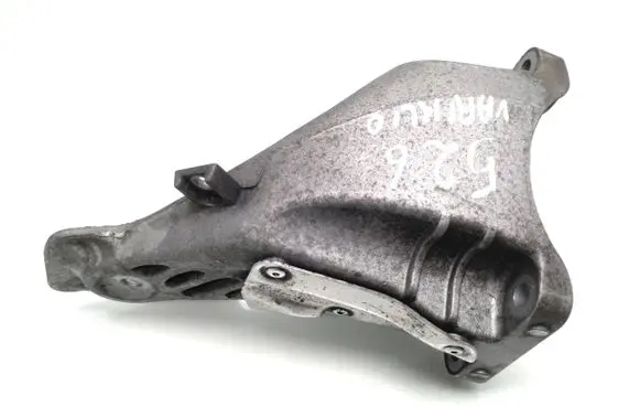 BMW 5 E60 E61 Engine mounting bracket 6777056 22116777056