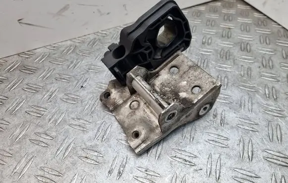 Radiator mount bracket