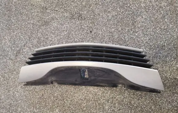 Renault Laguna II Front bumper upper radiator grill