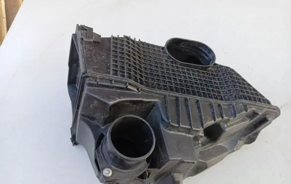 Renault Clio IV Air filter cleaner box bracket assembly 8201173592