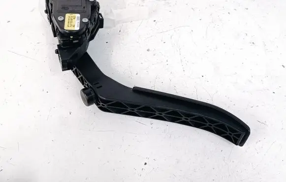 Volkswagen Touareg II Accelerator throttle pedal 7L0723507D