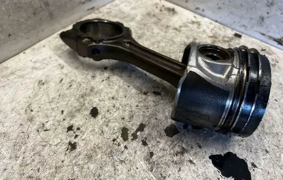 Hyundai Tucson JM Piston with connecting rod