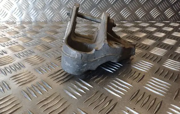 Engine mounting bracket