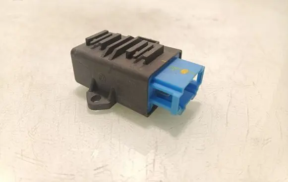 Volkswagen Jetta VI Seat heating relay 5K0959772A
