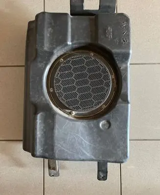 Dodge Durango Subwoofer speaker 05064609A 26777M