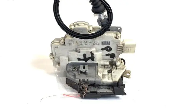 Volkswagen PASSAT B7 Front door lock 3C1837016A
