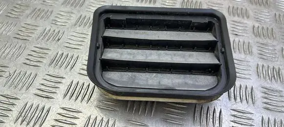 Quarter panel pressure vent