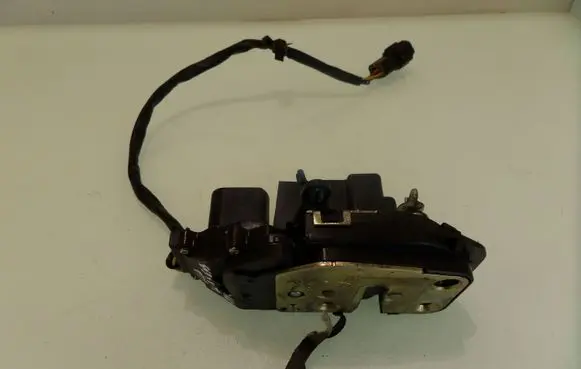 KIA Carens I Front door lock
