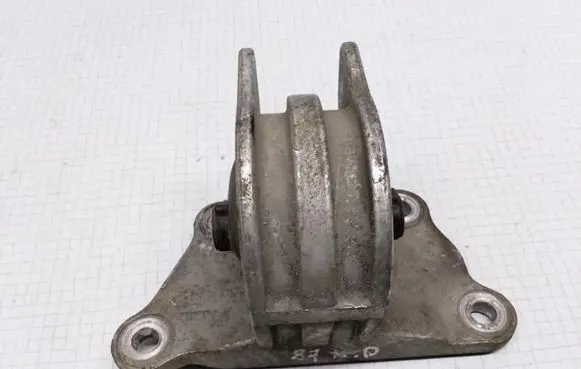 Mitsubishi Space Wagon Engine mount bracket