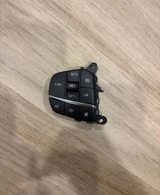 Ford Focus Steering wheel buttons/switches H1BT9E740AB 10336011