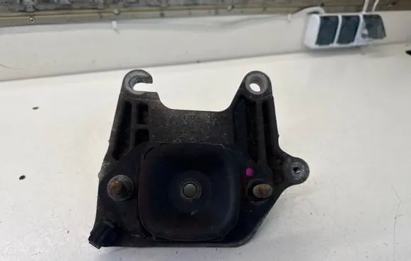 Opel Vivaro Gearbox mounting bracket 112228161R