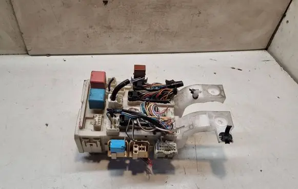 Toyota Yaris Fuse module 8273052321 9619