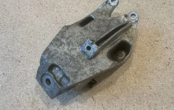 BMW 5 G30 G31 Engine mounting bracket 6864595