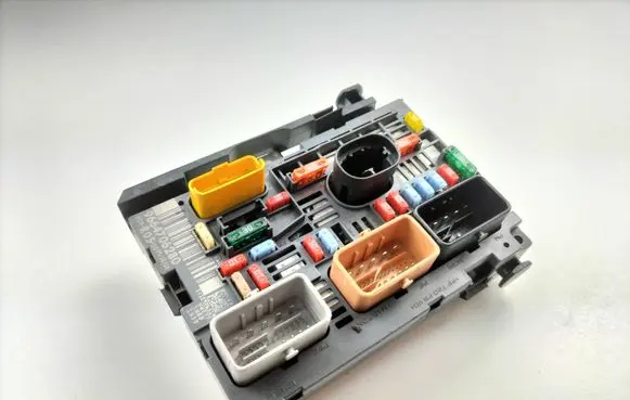 Peugeot 308 Fuse module 9664706280