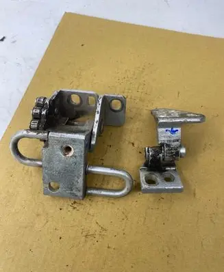 Volkswagen Golf V Front door hinge set 1K0831401K 1K0831411L