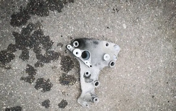 Opel Vivaro Engine mounting bracket 648606762R 93455374